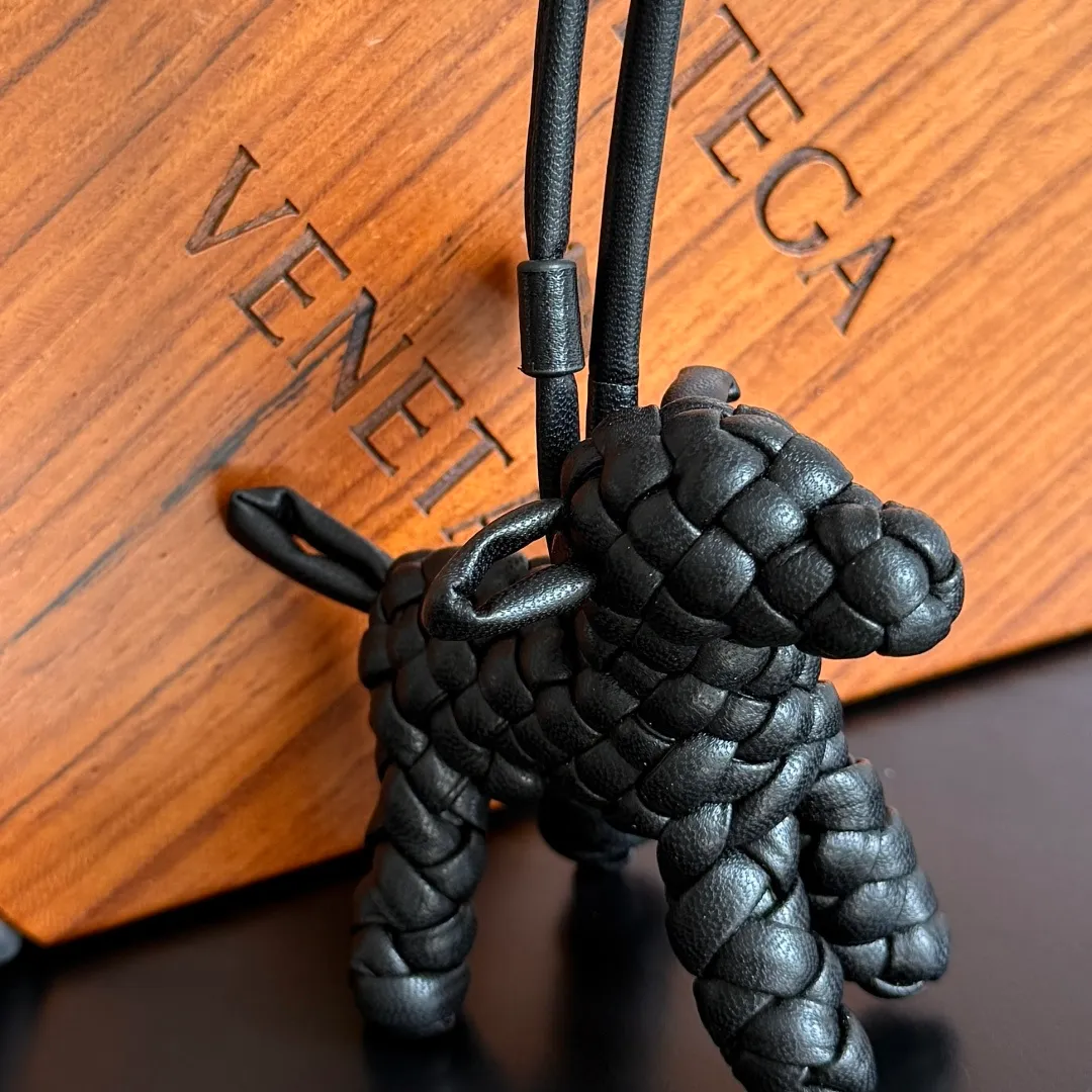 Batch 540 BOTTEGA VENETA2025 new puppy🐕 style pendant Braided puppy is online😎 Leather braided puppy style pendant can be hung on any handbag, and it is as cute, delicate and colorful as it matches with a bag. Cute and cute, it will touch your heart at any time. It can be hung on bags or keychains. Who can resist such a cute puppy? Style number: 807068
